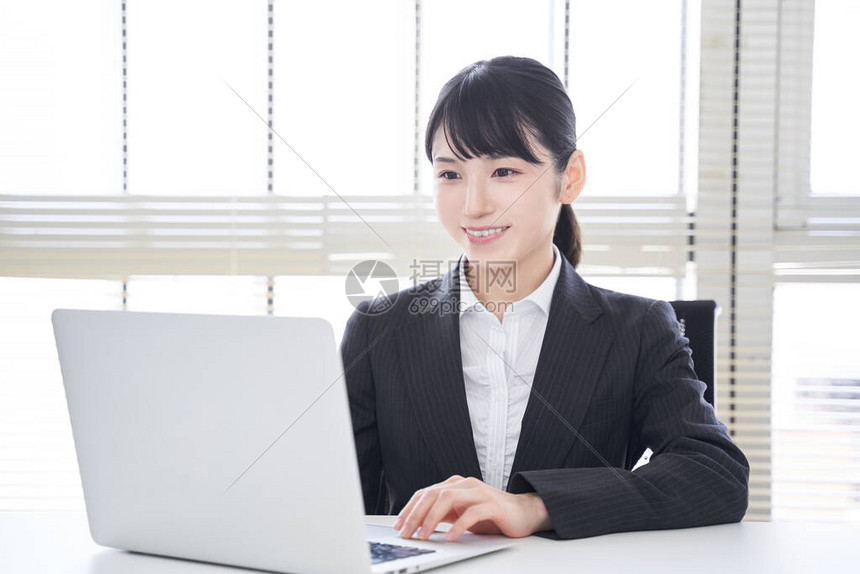 一位日本女商人在办公室的笔记图片