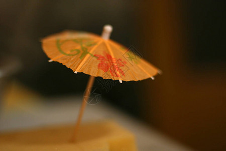 在一些异国菜中雨伞用美丽的背景图片