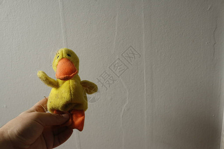 黄色毛绒鸭玩具上白色孤立图片