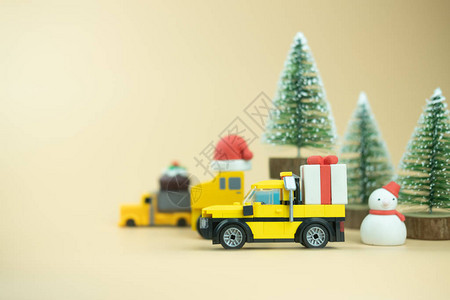 汽车带礼物盒圣诞树装饰品销售的概念图片