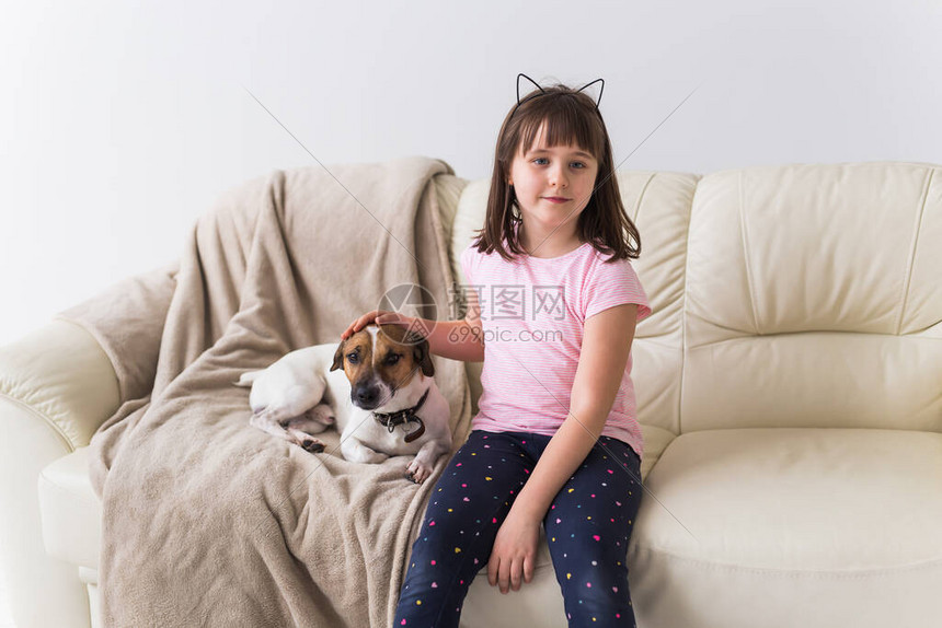 沙发上有可爱的狗杰克罗瑟利的女图片