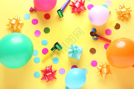 由彩色背景的气球和政党装图片