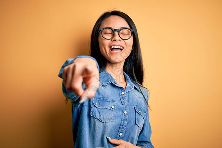 年轻漂亮的女人穿着休闲牛仔衬衫图片