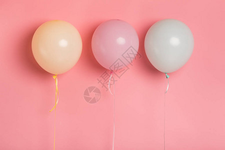 粉色背景上的三个气球图片