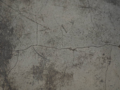 水泥墙上的裂缝有灰色和平滑的抽象表图片