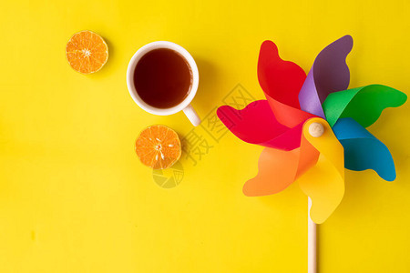 杯茶和切片橙子和五颜六色的风车图片