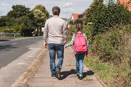 父母孤单背影图片