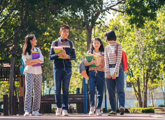 一群在户外行走的快乐青年学生群体图片