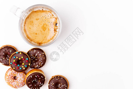 带巧克力的甜圈和一杯咖啡图片