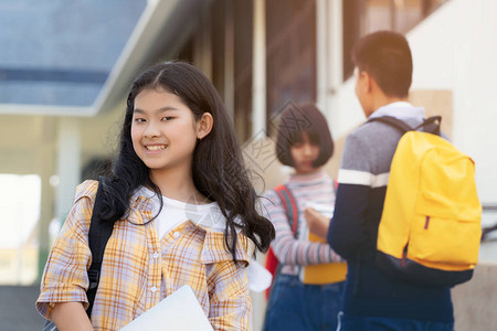 年轻学生少女高中生背着书包拿着笔记本与图片