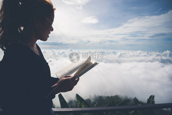 女人们放松阅读晨间风云好天气的书在山上图片