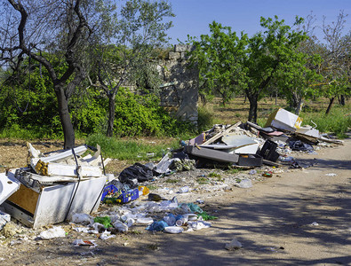 环境恶化的大问题留在乡间小路边缘的塑料垃圾无法使用的电图片