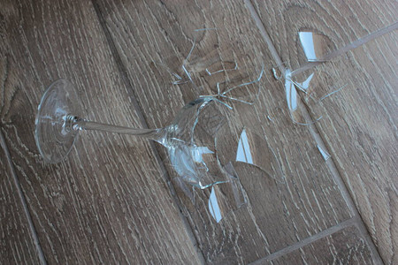 一个破碎的玻璃杯掉在了地上图片素材