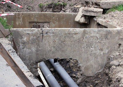 供水管道在修补装满泥水的沟渠图片