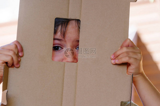 儿童藏在纸板上只有图片