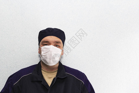 一名中年亚洲男子身戴医疗面具保护图片