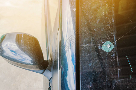防风挡玻璃破碎车窗前视图片