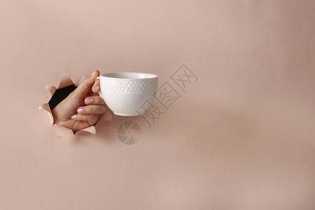 粉红纸咖啡时间早餐时间复制空间等圆洞中女手背景图片