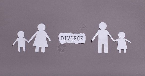 离婚概念家庭离婚和在灰色背景全景图片