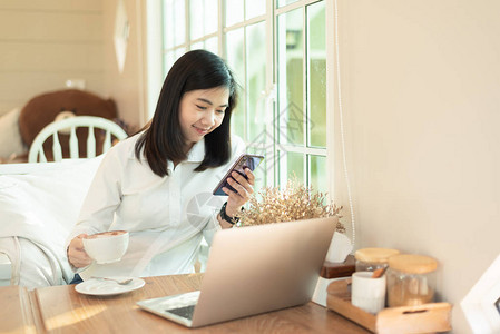 在咖啡店办公喝咖啡的年轻女士图片