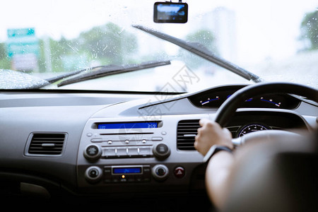 雨天安全驾驶道路上的速度控制和安全距图片