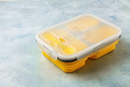 浅色背景中的塑料饭盒图片
