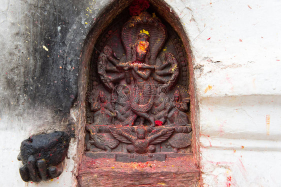 在加德满都布达尼尔坎塔寺庙的墙壁上雕塑了印度神主图片