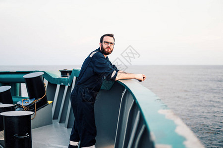 在近海船舶或船舶的甲板上戴眼镜的甲板军官图片