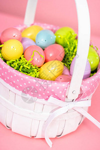 复活节篮子以粉红色背景图片