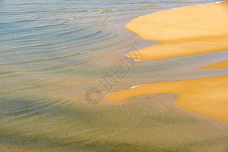 海浪和波纹水的形态即将到来的潮汐覆盖着西威尔士坦比的沙滩在图片