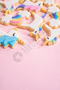 独角兽糖饼干装饰着皇室的冰淇淋和粉红背景图片