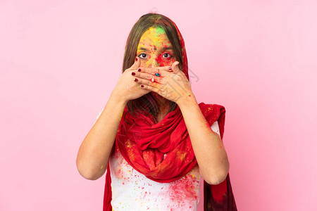 年轻印度女脸上沾满多彩辣椒粉的胡利粉末图片