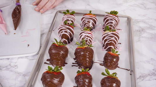 一步用巧克力装饰草莓蘸巧克力图片