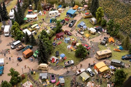 大自然中绿树间有汽车休闲车和帐篷的拥挤露营公园中露营和休图片