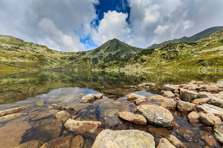 特兰西瓦尼亚阿尔卑斯山的夏季风景背景图片