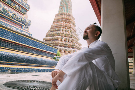 一名年轻人正在佛寺休息图片