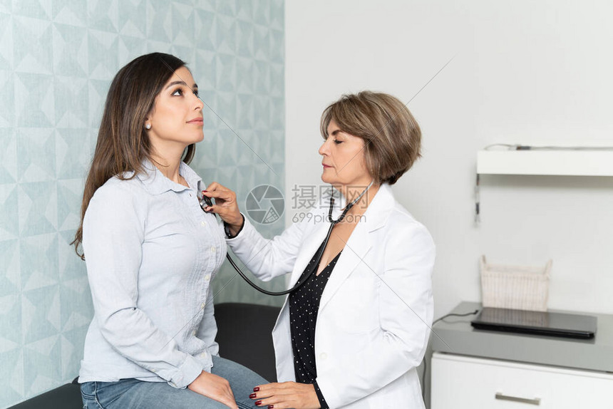 高级女内分泌科专家在医院用听图片