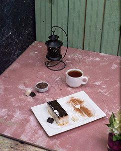 一块巧克力芝士蛋糕和粉红图片