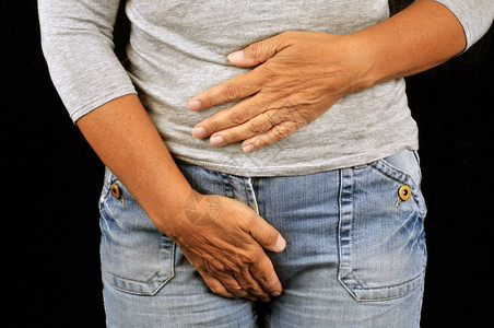 尿道渗漏概念一个女人抱着她图片