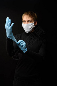佩戴防护乳胶手套和面罩的医生图片