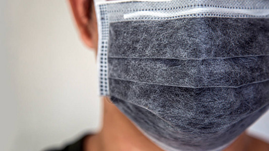 一位戴着口罩预防疾病的男士图片