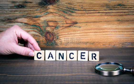 癌症健康诊断治疗和康复概念办公桌上的木制字母信图片