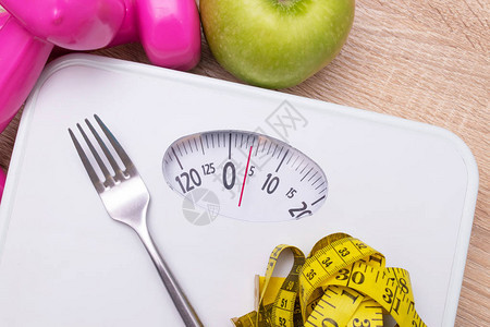 具有叉胶带测量和体操重量饮食概念和健图片