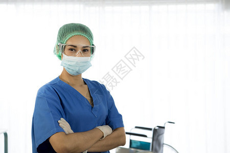 亚洲女医生或护士戴面部保护面具和眼镜图片
