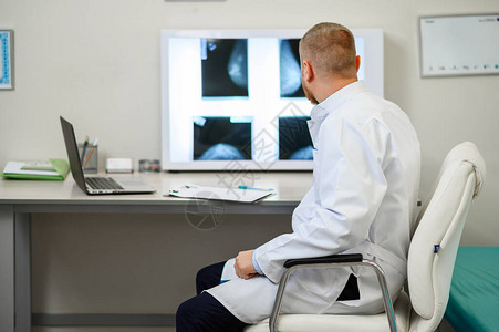 医生在负镜下观察乳腺X光片图片