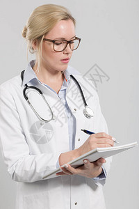 年轻女认真看全科医生身穿医生服用图片