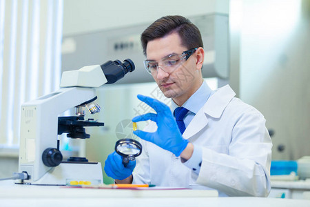 科学家利用显微镜和实验室设备在医疗实验室研究3型奥米加脂肪酸的特和惠图片