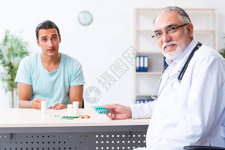 年轻临床医生在与病人交谈时在病人医高清图片下载-正版图片502603810-摄图网