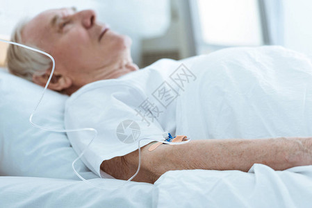 对躺在医院床上的老年无意识男子有选择图片