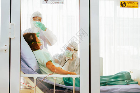 治疗和治疗冠状的医疗队covid19卧床病人的诊图片